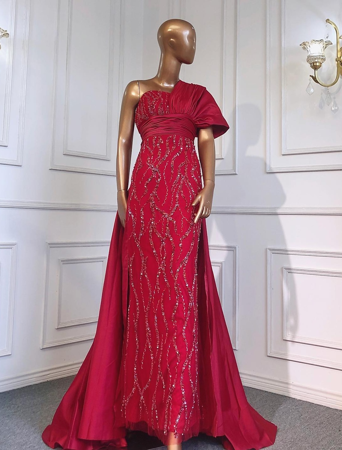 A-Linien-Abendkleid, luxuriöses Kleid, formelle Schleppe, kurze Ärmel, eine Schulter, Charmeuse mit gerüschten Kristallen